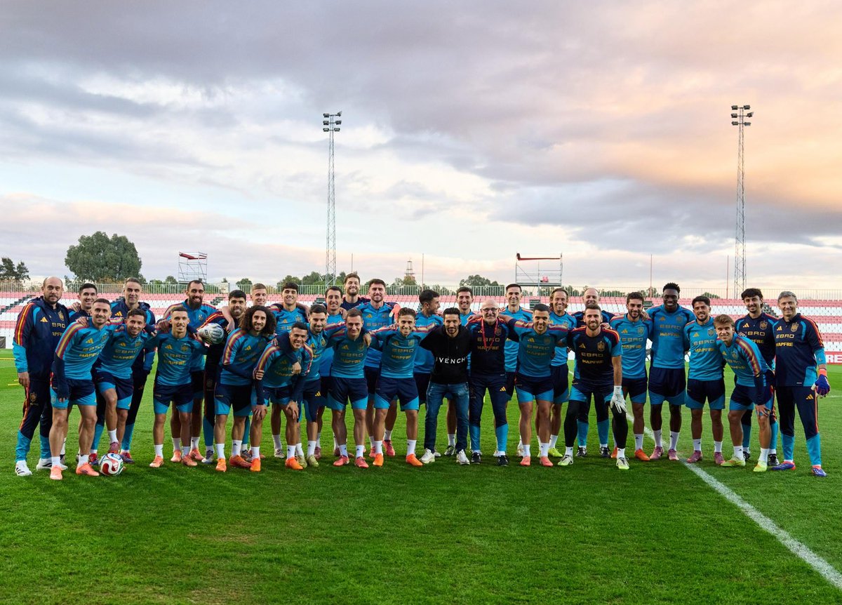 muchodeportecom's tweet image. 🇪🇸 Jesús Navas arropa a la selección en la sesión previa al cierre de la fase clasificatoria del #CopaMundialFIFA

⚽Se ejercitó en la ciudad deportiva del #SevillaFC

📸 VER GALERÍA

📲ow.ly/gj4850Xt4yF