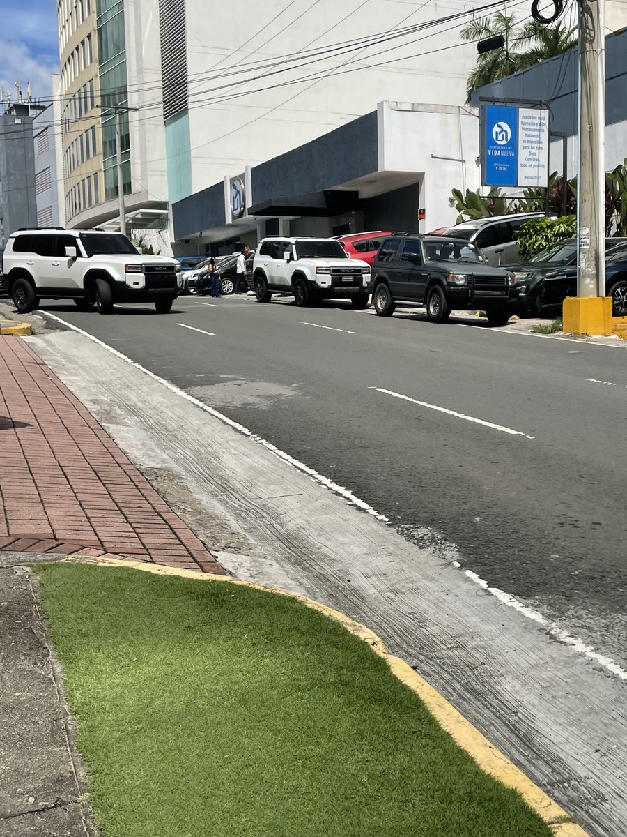 StarckAntonio's tweet photo. @Panamaalcaldia Por allí por la calle Aquilino de la Guardia hay un centro familiar Vida Nueva, que se apoderaron de todo el espacio publico para estacionamiento, y en las noches se estacionan por todos lados bloqueando toda area peatonal. https://t.co/04cstuLJ8l