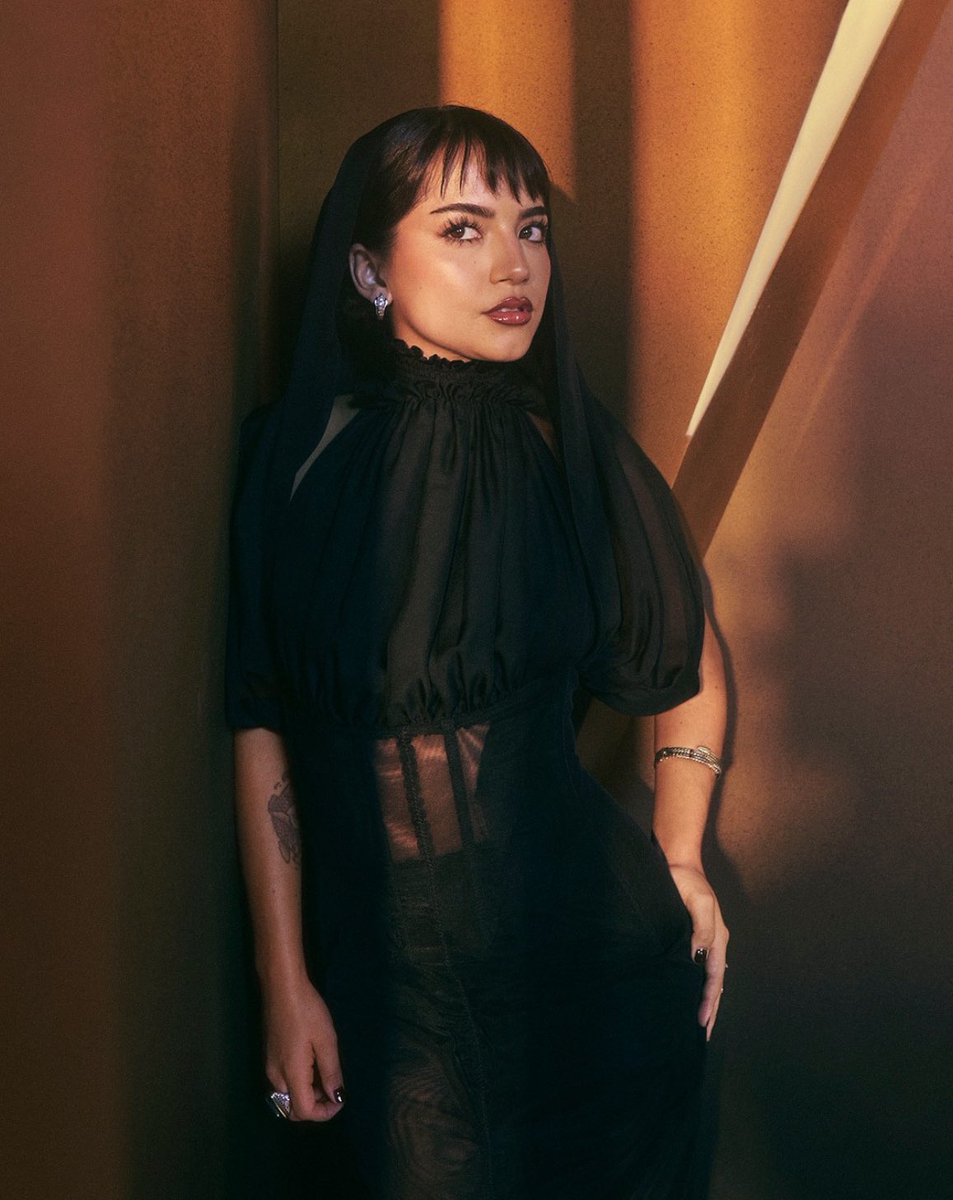 ISABELA MERCED 🧎🏻‍♀️‍➡️