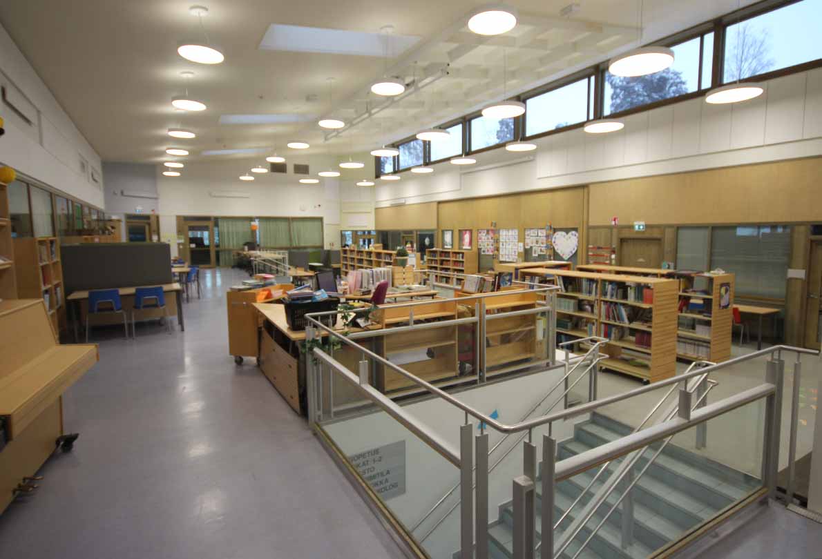 Viikon #Espoo'lainen koulu: Karamzin📚 🏫. Kiva ja sympaattinen koulu pientaloalueen keskellä. Vanha ja uusi puoli, joka sekin on jo aika vanha, yhdistyvät sulavasti. 

#Espoo #Järvenperä <a href="/EspooEsbo/">Espoon kaupunki</a> <a href="/tilapalvelut/">Espoon Tilapalvelut</a>

hagerlund.net/fi/espoon-koul…