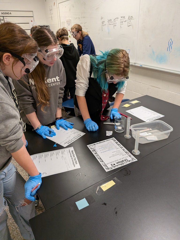 Teamwork + science = a great day in the lab! Mrs. Tate’s 8th graders enjoyed exploring different reactions and collaborating with their classmates. ⚗️👩‍🔬👨‍🔬
