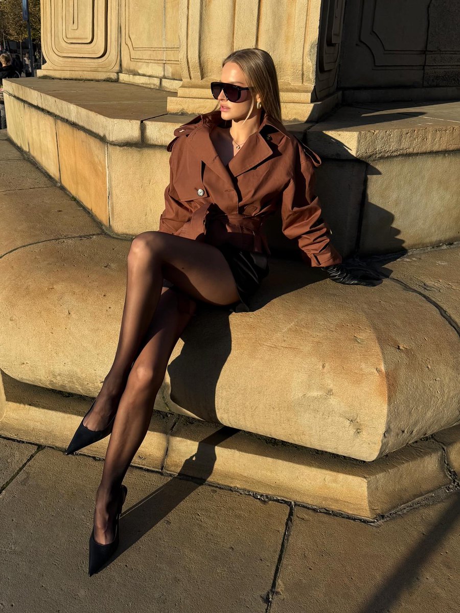 celeblife360's tweet image. Effortlessly chic beauty in the sunlight. Stunning!

#KarolinaPisarek #FashionInspiration #ModelVibes #SunnyDayLook #Pantyhose