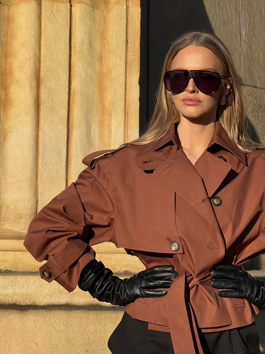 celeblife360's tweet image. Effortlessly chic beauty in the sunlight. Stunning!

#KarolinaPisarek #FashionInspiration #ModelVibes #SunnyDayLook #Pantyhose