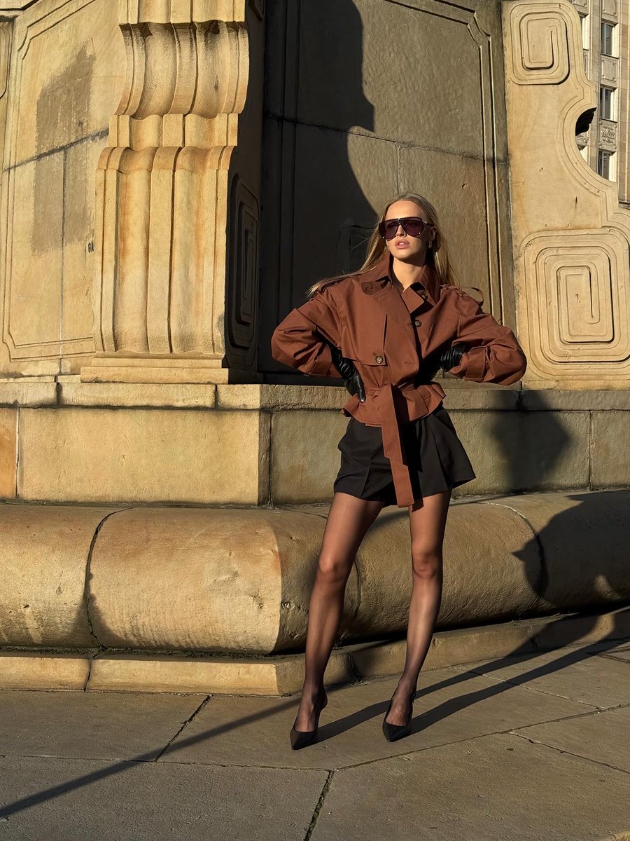 celeblife360's tweet image. Effortlessly chic beauty in the sunlight. Stunning!

#KarolinaPisarek #FashionInspiration #ModelVibes #SunnyDayLook #Pantyhose