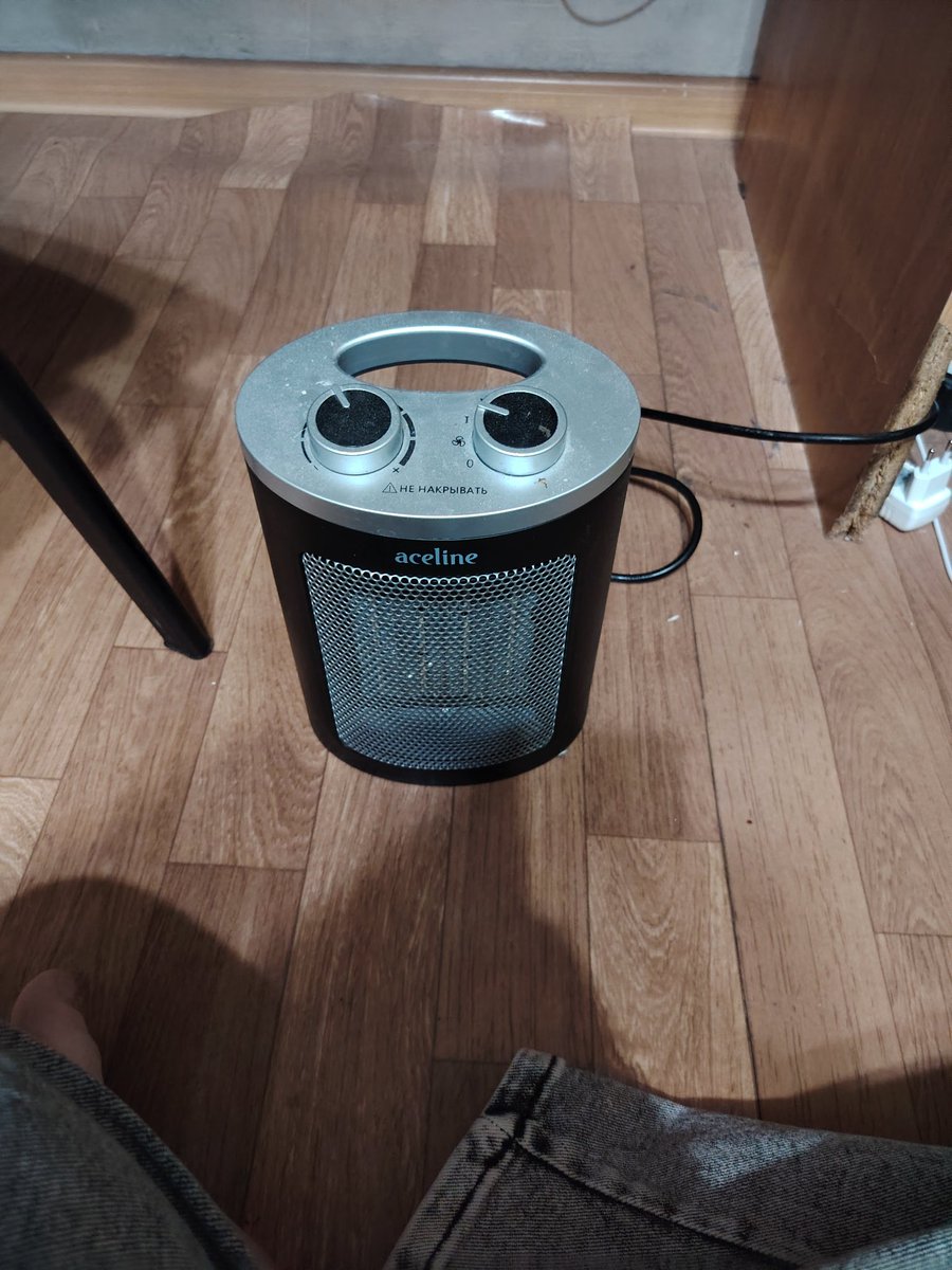 Плюсы отсутствия отопления в общаге: с обогревателем можно прочувствовать вайб доисторической стоянки у костра
Минусы: все остальное