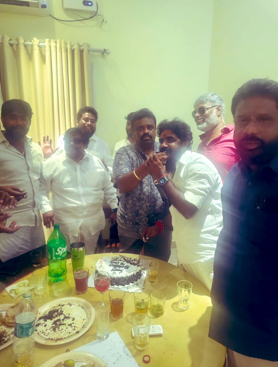 நாம் தமிழர் மட்டும் தா தண்ணீர் மாநாடு நடத்துவாங்களா? நானும் நடத்துவேன் என பதிலுக்கு தண்ணீர் மாநாடு நடத்திய  அண்ணன் இசக்கி ராஜா டாபர். 

அடுத்து டீசல் திருடி டீசல் மாநாடு, ஆடு திருடி ஆடுகள் மாநாடு, கூலிப்படையினர் மாநாடு நடத்த உள்ளதாக தகவல். 
🤡🤡
<a href="/esakkirajadevar/">Esakkiraja</a> 
#சரக்கு_மாநாடு