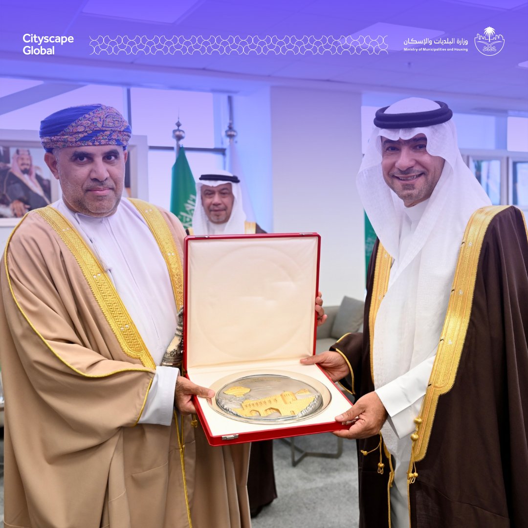 في #سيتي_سكيب_العالمي 2025 التقيت معالي د. خلفان بن سعيد الشعيلي، وزير الإسكان والتخطيط العمراني في سلطنة عمان.

ناقشنا التعاون في التخطيط العمراني، تطوير المدن الذكية، الشراكات بين القطاعين العام والخاص، التحول الرقمي في الإسكان، وتمويله الاجتماعي، والمبادرات البيئية والاستدامة