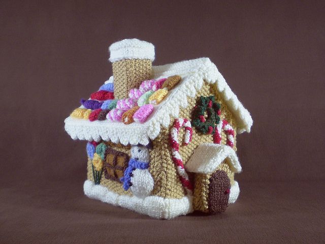 knithacker's tweet image. Knit a Fantastic Gingerbread House For the Holiday Season - Impressive! 👉 ravelry.com/patterns/libra… - designed by Frankie Brown #knitting #freepattern #handmade #christmas 🎄🍪🎅☃️