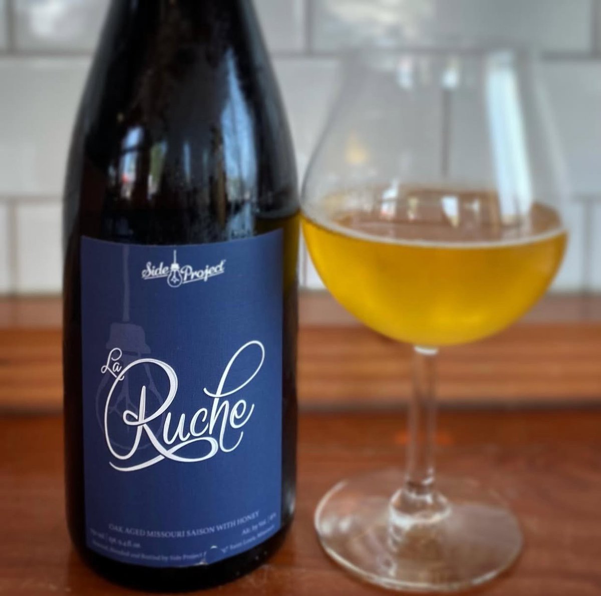 tumanstap's tweet image. Now on draft: #SideProject La Ruche Blend #6. Delicate Missouri Saison fermented using a blend of local microflora &amp;amp; a traditional Saison yeast. Meadowfoam Honey added for refermentation in a Missouri Oak Foedre; aged to maturity before natural conditioning  📷Side Project