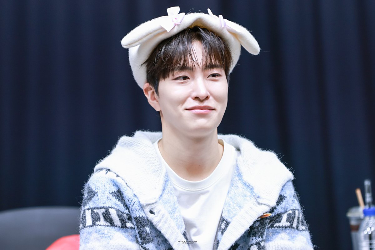 251116
길쭉한 눈이 예쁘게 쳐지며 웃을 때 입꼬리가 뾰옹 하고 올라올 때 영재의 기분이 좋다는 것 같아서 덩달아 기분 좋아져
#GOT7 #갓세븐 #영재 #최영재 #YOUNGJAE #Ars
<a href="/ChoiArs_YJ/">YOUNGJAE</a>