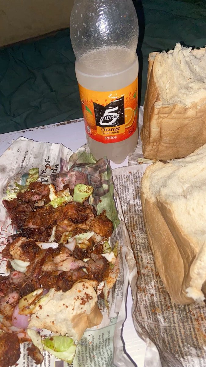 _phaarouq's tweet image. people eat bread and suya?? saw my hostel mate eating it tonight 😭😭