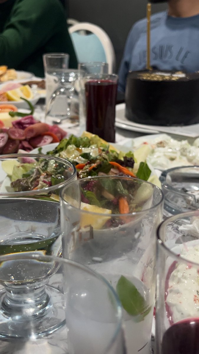 dbkrt01's tweet photo. iki duble içip masanın tadını kaçırmaya geldim:) https://t.co/O5YgqEQ086
