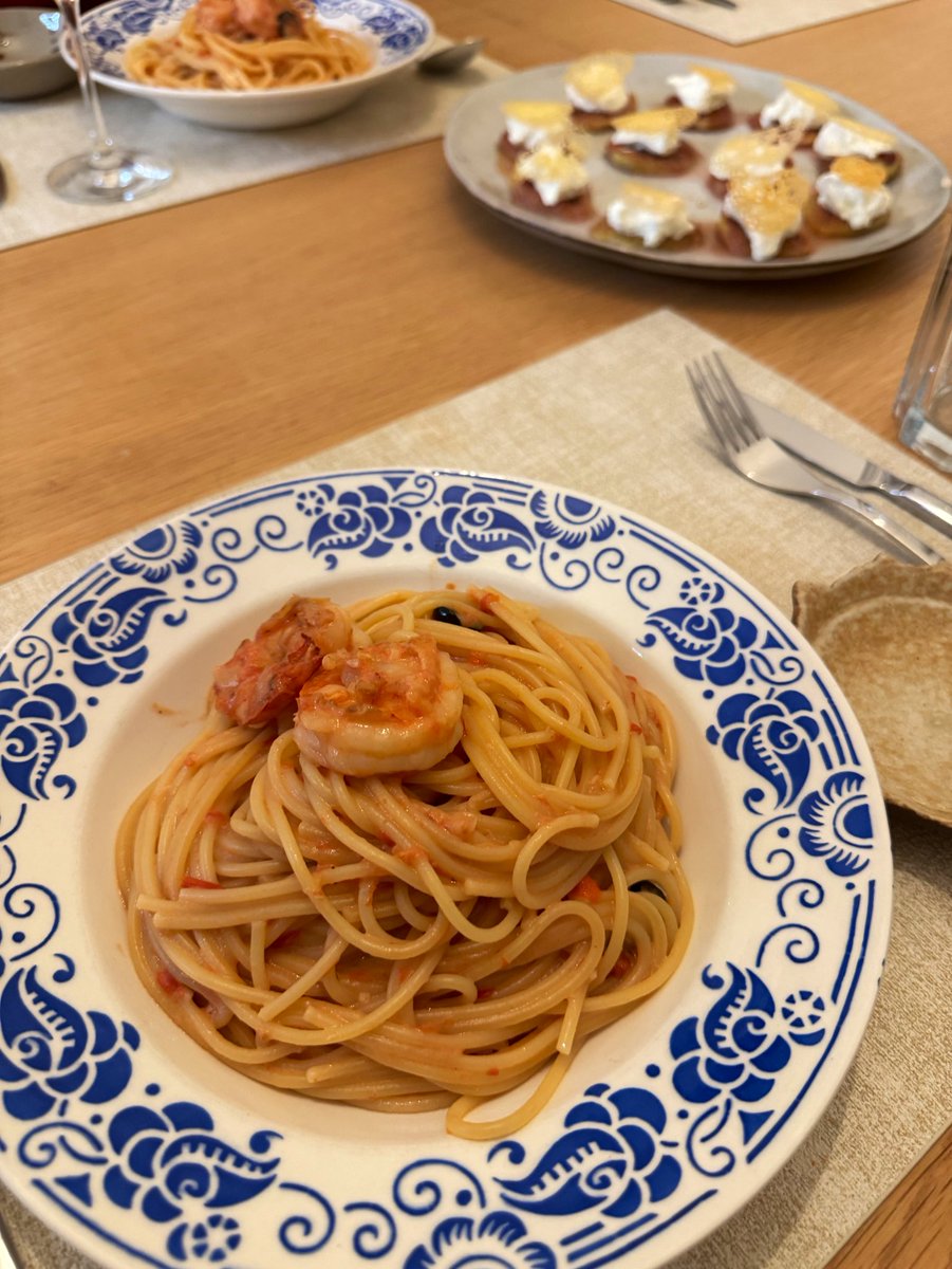 honefuki's tweet image. 今日までお客さんいっぱいだった我が家、みんな一斉に帰ってしまいもはや寂しい😂
昨夜は隼人くんたっての希望でうちのオケのホルン契約団員の子が主導で一緒にイチジクとリコッタチーズの前菜とエビのトマトクリームパスタを振る舞ってくれました😋
明日から夫もツアーでワンオペ10日間…頑張る🥺