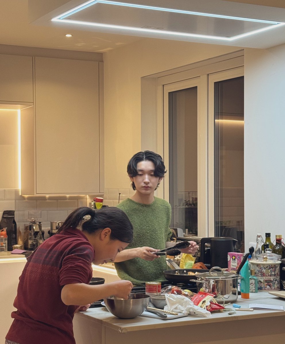 honefuki's tweet image. 今日までお客さんいっぱいだった我が家、みんな一斉に帰ってしまいもはや寂しい😂
昨夜は隼人くんたっての希望でうちのオケのホルン契約団員の子が主導で一緒にイチジクとリコッタチーズの前菜とエビのトマトクリームパスタを振る舞ってくれました😋
明日から夫もツアーでワンオペ10日間…頑張る🥺