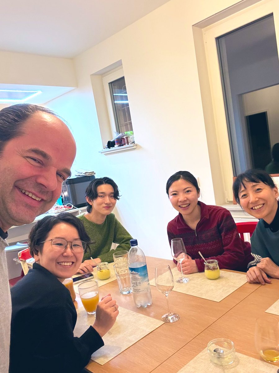 honefuki's tweet image. 今日までお客さんいっぱいだった我が家、みんな一斉に帰ってしまいもはや寂しい😂
昨夜は隼人くんたっての希望でうちのオケのホルン契約団員の子が主導で一緒にイチジクとリコッタチーズの前菜とエビのトマトクリームパスタを振る舞ってくれました😋
明日から夫もツアーでワンオペ10日間…頑張る🥺