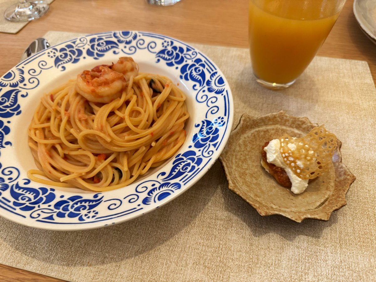 honefuki's tweet image. 今日までお客さんいっぱいだった我が家、みんな一斉に帰ってしまいもはや寂しい😂
昨夜は隼人くんたっての希望でうちのオケのホルン契約団員の子が主導で一緒にイチジクとリコッタチーズの前菜とエビのトマトクリームパスタを振る舞ってくれました😋
明日から夫もツアーでワンオペ10日間…頑張る🥺