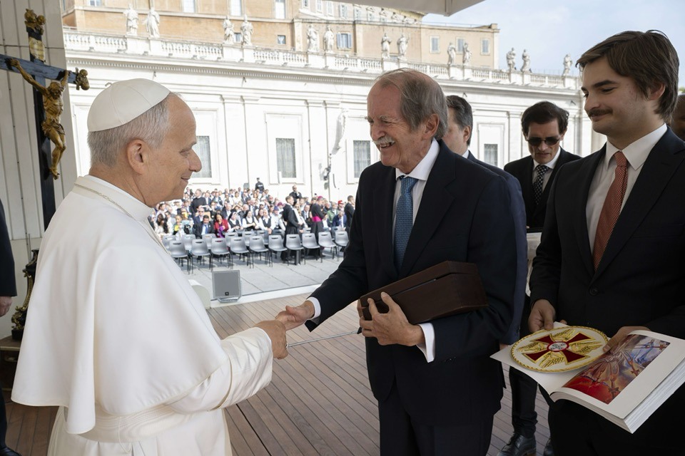 Monarchies2000's tweet image. Le duc Dom Duarte de #Bragance et son fils cadet, Dinis, duc de Porto, ont rencontré le Pape Léon XIV le 15 octobre dernier, annonce récente faite par la Maison royale. Ils lui ont remis la médaille de l&apos;ordre de l&apos;Archange Saint Michel. #monarchy #monarchie #Portugal 🇻🇦👑🇵🇹