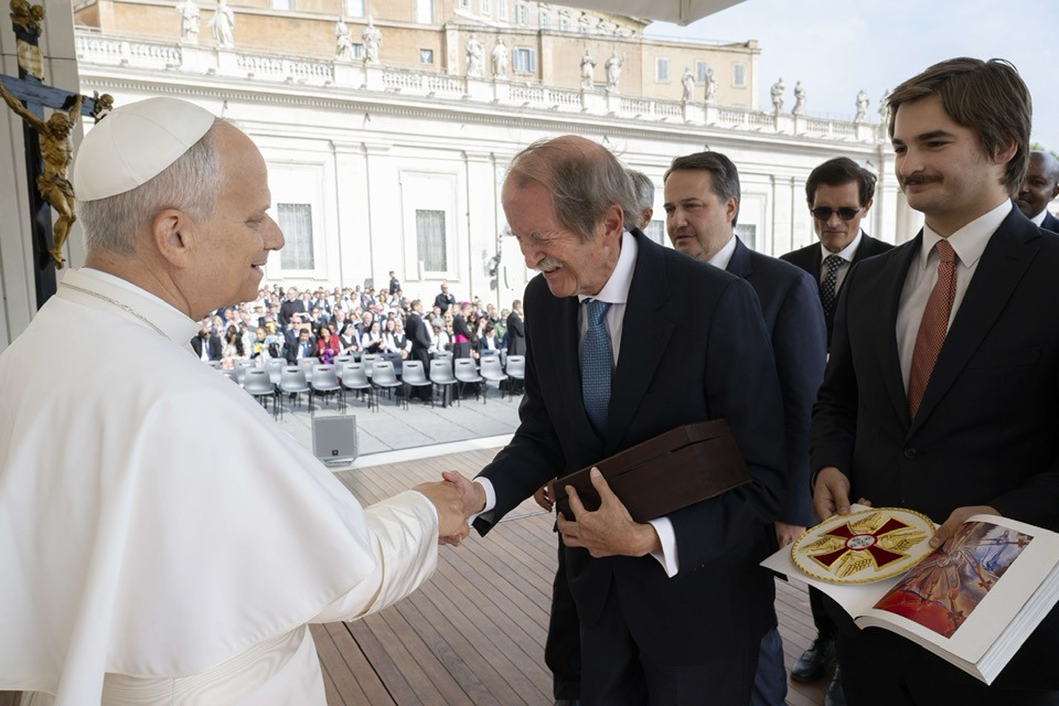 Monarchies2000's tweet image. Le duc Dom Duarte de #Bragance et son fils cadet, Dinis, duc de Porto, ont rencontré le Pape Léon XIV le 15 octobre dernier, annonce récente faite par la Maison royale. Ils lui ont remis la médaille de l&apos;ordre de l&apos;Archange Saint Michel. #monarchy #monarchie #Portugal 🇻🇦👑🇵🇹