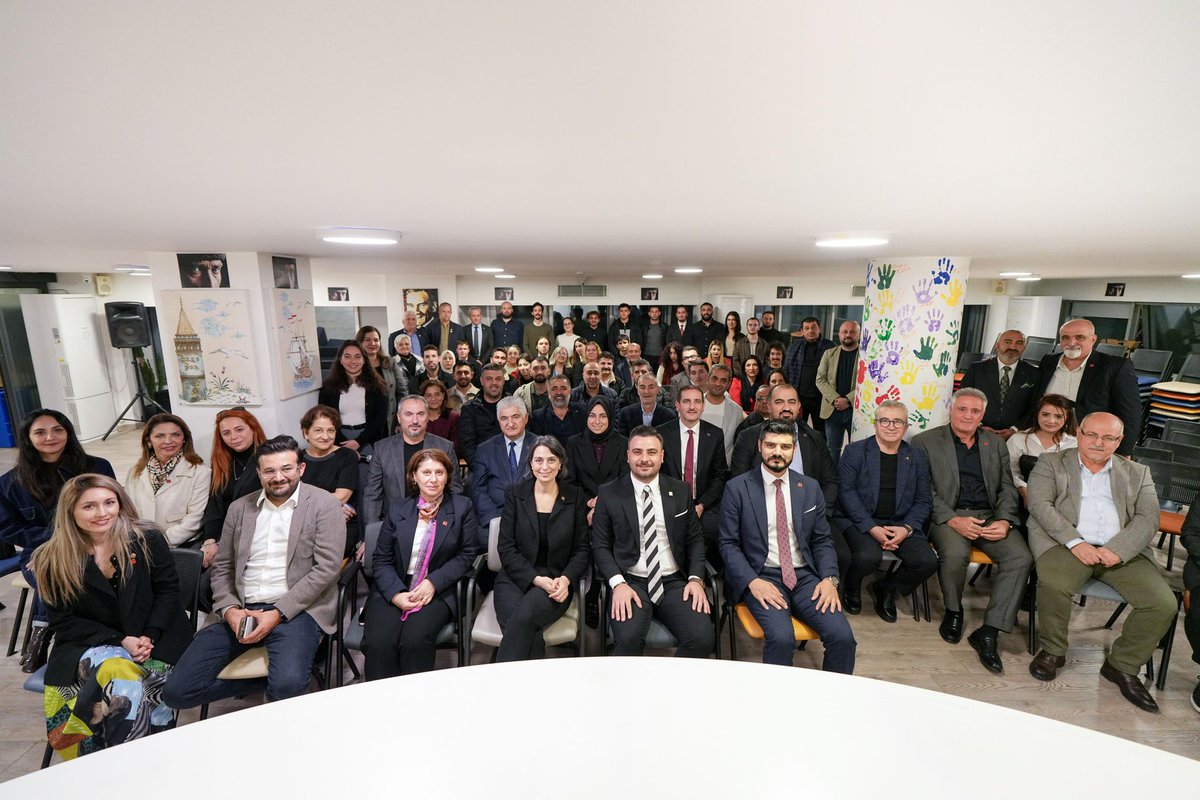 Üsküdar Belediye Başkanımız Sayın Sinem Dedetaş’ı ve çalışma arkadaşlarını ilçe başkanlığımızda ağırlamaktan memnuniyet duyduk. Nazik ziyaretleri için teşekkür ederiz.
Üsküdar’ın geleceği için ortak akılla ve güçlü bir iş birliğiyle çalışmaya devam edeceğiz.