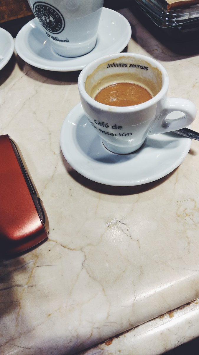 Así, con ustedes va este café.
En la estación y con infinitas sonrisas.
Gracias por la jornada.