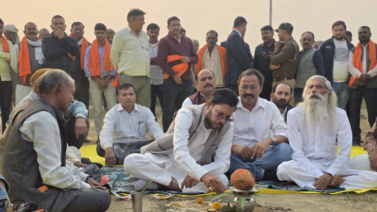 Manojpandeyweb's tweet image. निराश्रित पशुओं को आश्रित करने अन्नदाताओं की फसल को बचाने की मुहिम में आज एक और नई बृहत् गोशाला जगतपुर के हैवतहा नेवड़िया में एक बड़ी गोशाला की आधारशिला रखने का शुभ अवसर देखो बबलू बिचारे वहाँ प्राप्त हुआ। क्षेत्र के सभी अन्नदाताओं को बधाई