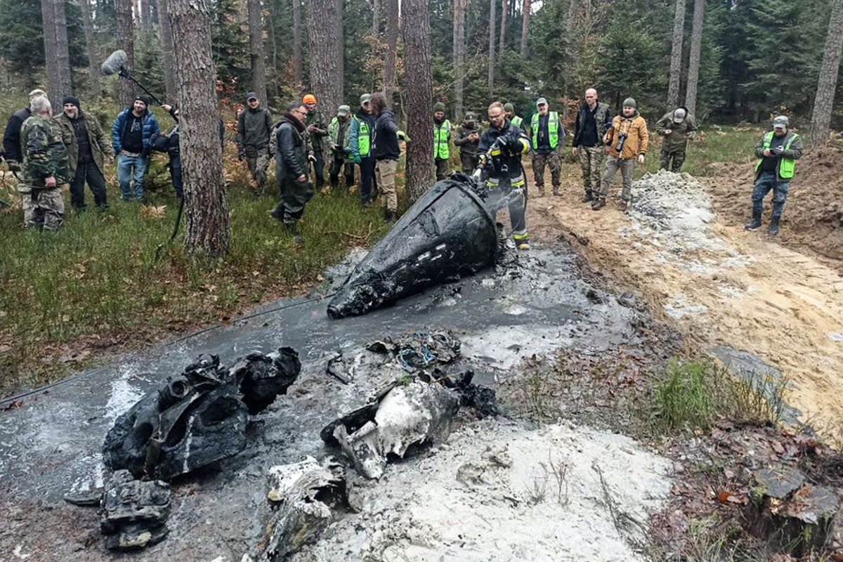 ArkadiuszMolis1's tweet image. Parts of a German V-2 rocket have been found at the V-2 Missile Test Site in Blizna, Poland. The discovery in the missile&apos;s impact crater included turbopump components, injectors, and a ballistic cone recovered by the &quot;V-2 TEAM&quot; and DENAR Kalisz. 1/2 #History #WW2