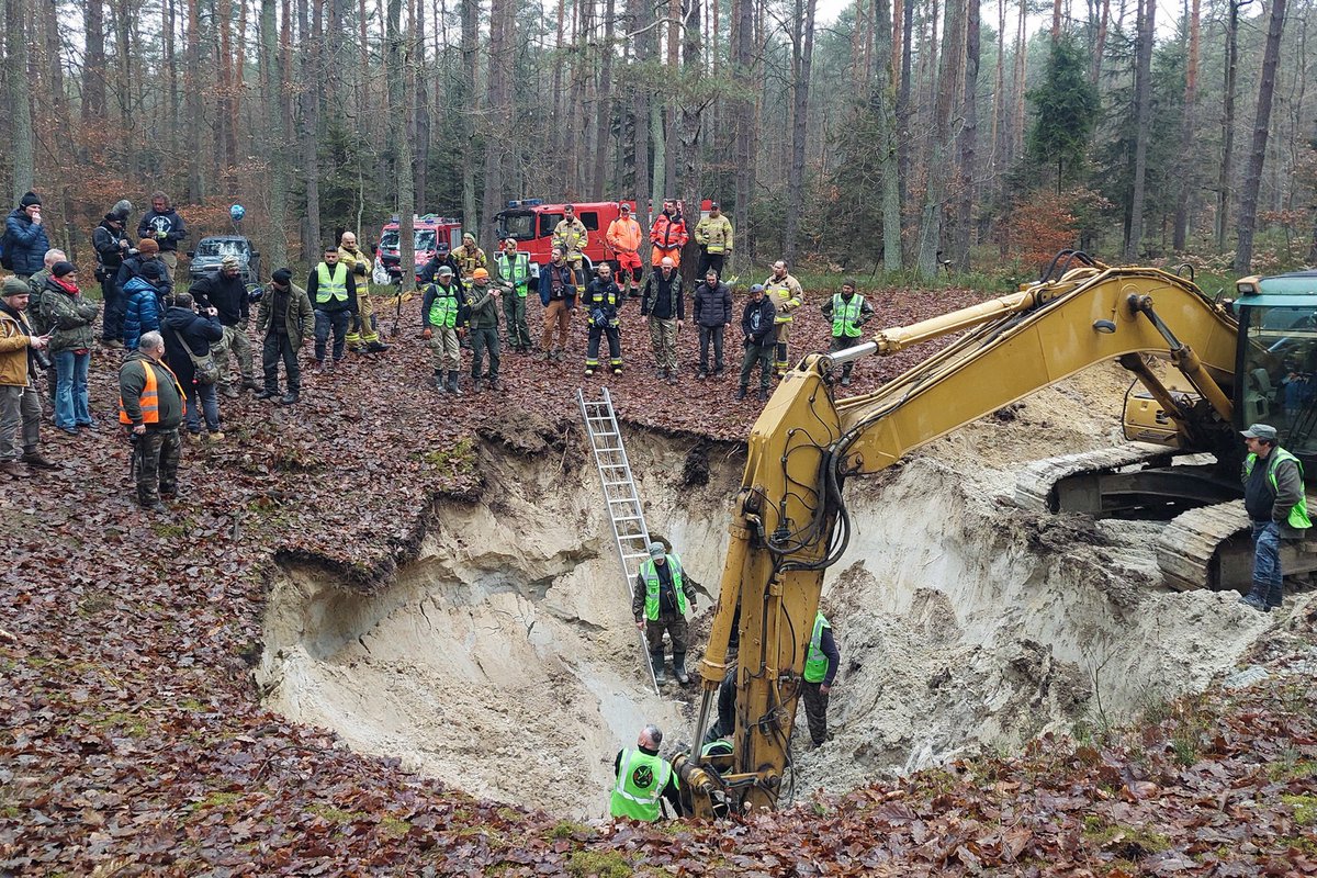 ArkadiuszMolis1's tweet image. Parts of a German V-2 rocket have been found at the V-2 Missile Test Site in Blizna, Poland. The discovery in the missile&apos;s impact crater included turbopump components, injectors, and a ballistic cone recovered by the &quot;V-2 TEAM&quot; and DENAR Kalisz. 1/2 #History #WW2