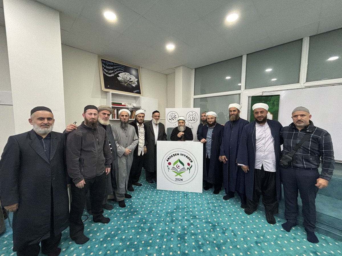 Cübbeli Hoca Rize dönüşü havaalanına gitmek üzere yola çıktıktan sonra evvelce söz verdiği Ardeşen'de bulunan İhyader'e uğradı. Cemaatle akşam namazını edâ ettikten sonra dernekte bulunan ihvân-ı kirâm ile bir süre sohbet ettiler. Onlara da Mahmûd Efendi Hazretleri'mizin yolunu