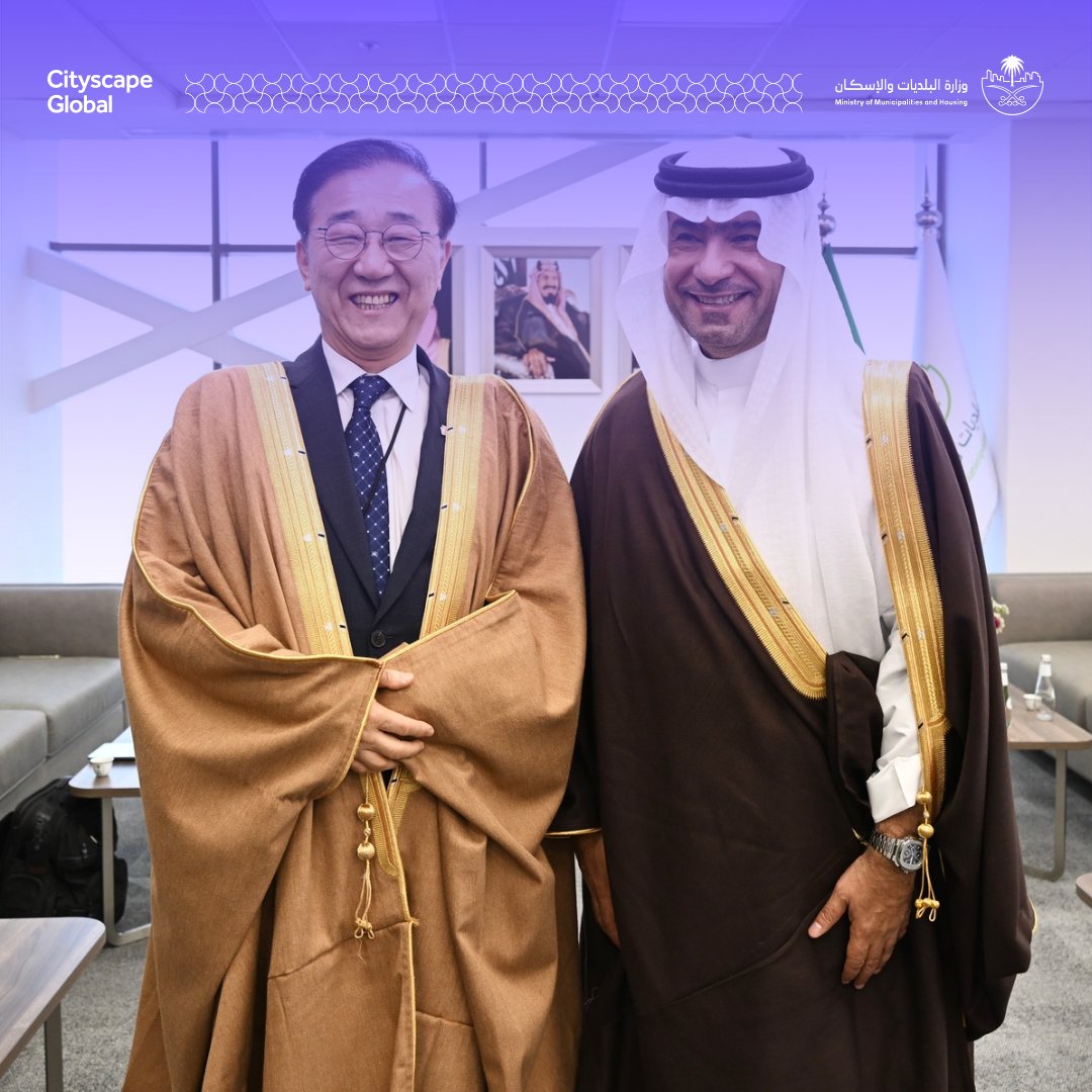 ضمن فعاليات #سيتي_سكيب_العالمي 2025، التقيت معالي الصديق العزيز كيم يون-دوك، وزير الأراضي والبنية التحتية والنقل في كوريا الجنوبية، حيث بحثنا تعزيز التعاون في التنمية المستدامة، الإسكان المبتكر، المدن الذكية، والذكاء الاصطناعي، وفرص الشراكات الاستثمارية بالمملكة.