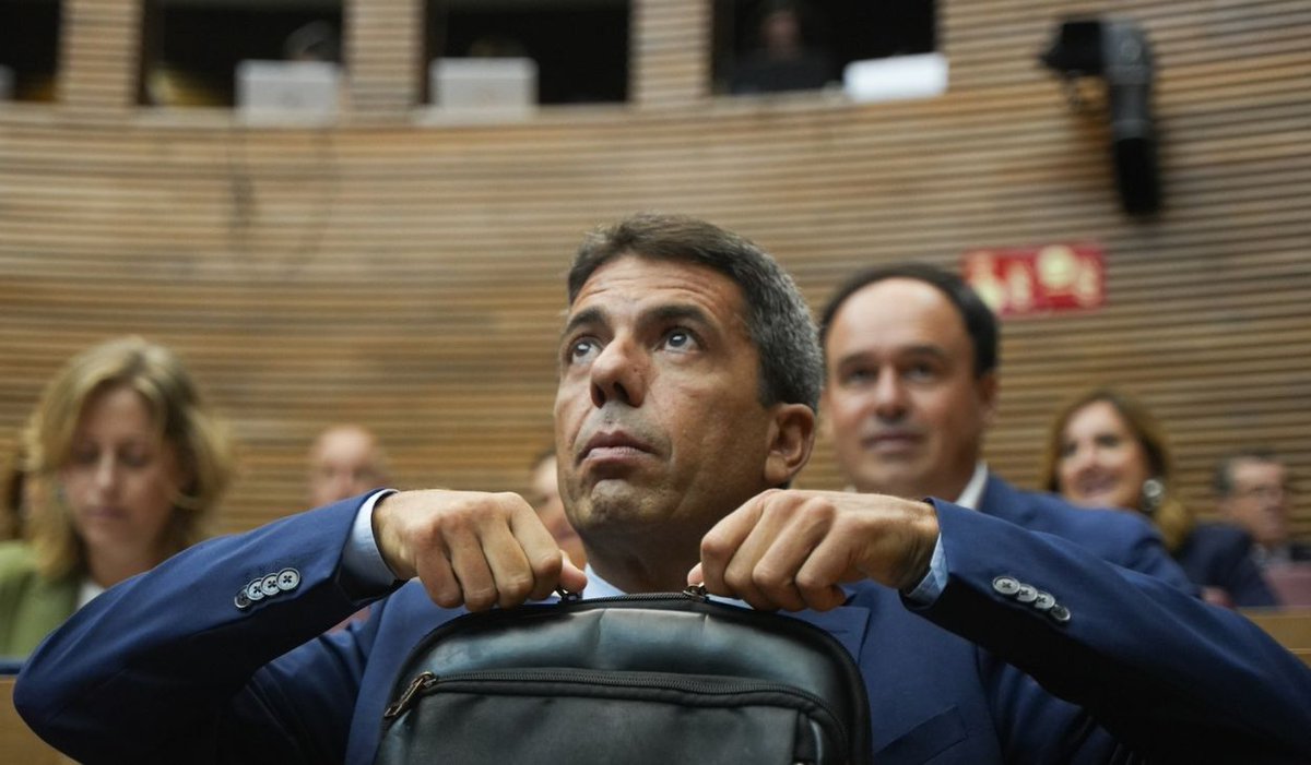 Mochila, Mochila
Mochila, mooochila.
Lleno con todas tus cosas todo lo traigo aquí a El Ventorro, jersey y fusta.
Todo lo que necesites llevo dentro de mí.
Mochila, Mochila  ¡Sí! 

¿Dónde habré dejado el móvil?