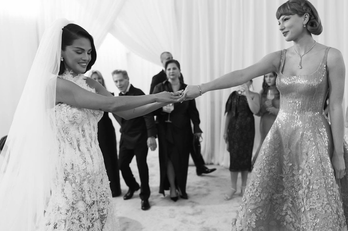 📷 | Nueva foto de Taylor Swift junto a Selena Gómez el día de su boda. La  ha compartido Benny Blanco en instagram., image size:1200x799