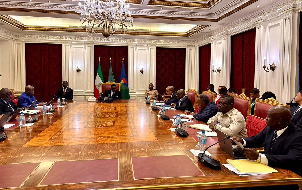 He dado a #SEGESA y al Ministerio de #Electricidad un plazo máximo de cuatro días para restablecer de forma inmediata el suministro eléctrico en #Malabo. Nuestros ciudadanos pagan por un servicio y tienen derecho a recibirlo sin más retrasos ni excusas, por lo que ambas entidades