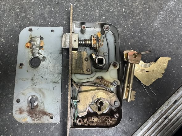 PSMLocks's tweet image. Recently restored an old Chubb 110 detainer lock, gave it a full clean and service, plus a new lever set and two genuine keys. After many years in use, it’s ready for many more. They really don’t make them like this anymore! #Satisfying