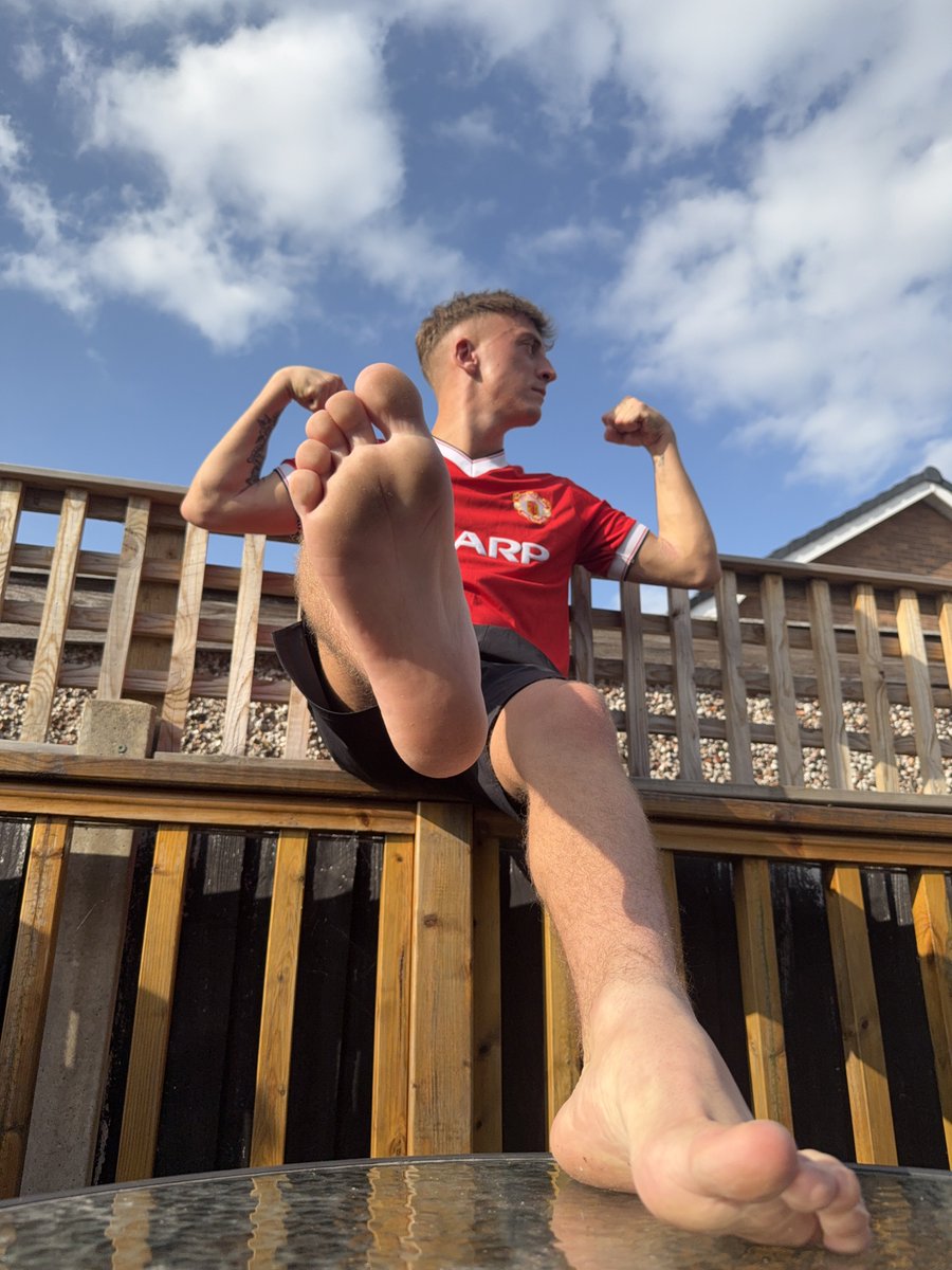 🔥 FINDOM RT GAME ALERT 🔥  
New slave   will be paying for this  game 💸  
Rules:  
💰£2 repost  
💰 £2 per comment 
(MAX 3 comments)  
💰£2 per like 
Time limit 5 mins 
Drain hard😈
#findom