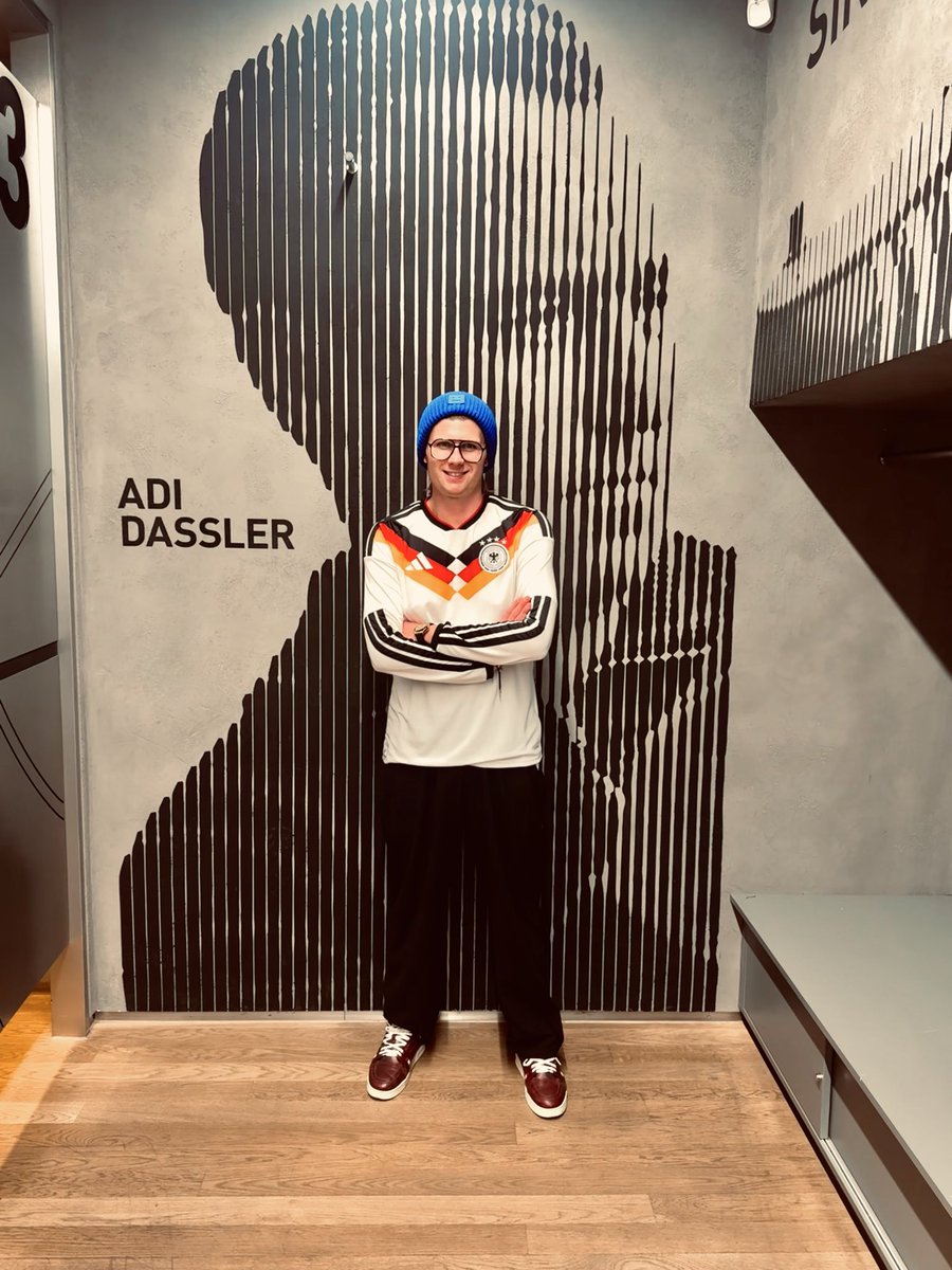 gaskadamian's tweet image. Nowe stroje reprezentacji Niemiec na żywo to absolutny sztos 🔝⚽️🇩🇪
Jak kadra Nagelsmann’a wskoczy na poziom trykotów od Adidasa to Mundial wygrają bez problemu 
Zanim MŚ to dzisiaj mecz o wszystko w Lipsku ze Słowacją 😉
#GERSVK #DFBTeam #WorldCup2026