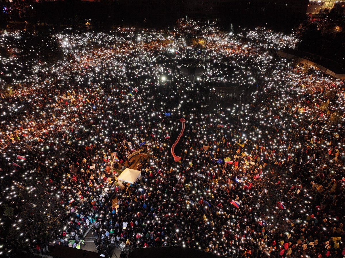 zemantomas's tweet image. 🇸🇰 Despite bad weather, Slovaks gathered to mark the November 17 anniversary of the Velvet Revolution and to protest against growing authoritarianism under Robert Fico’s government.

50 000 people turned out in Bratislava alone. ✌️