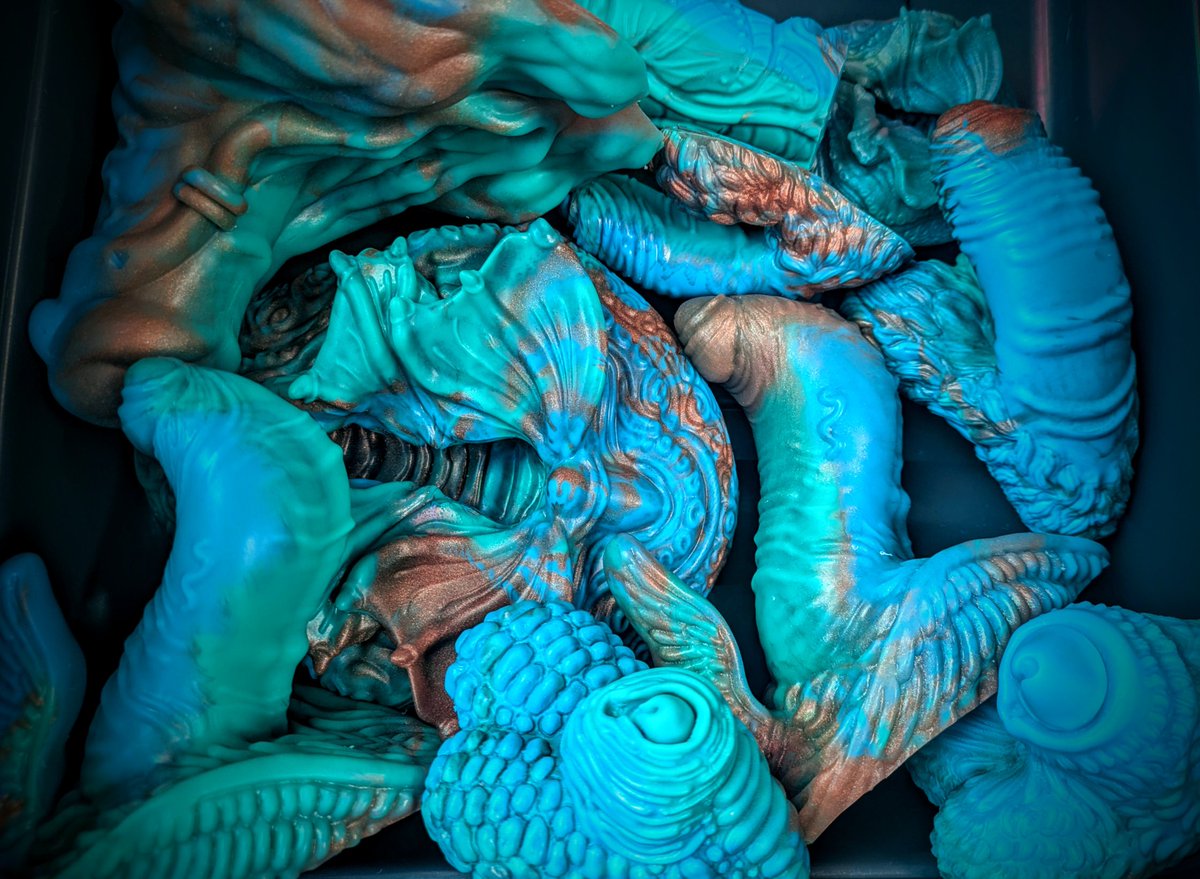 We can finally start showing off some of the color batches we've poured for our upcoming black Friday drop!! Here's some beautiful blue, aqua and copper! 
#sextoy #fantasysextoy #dildo #kink