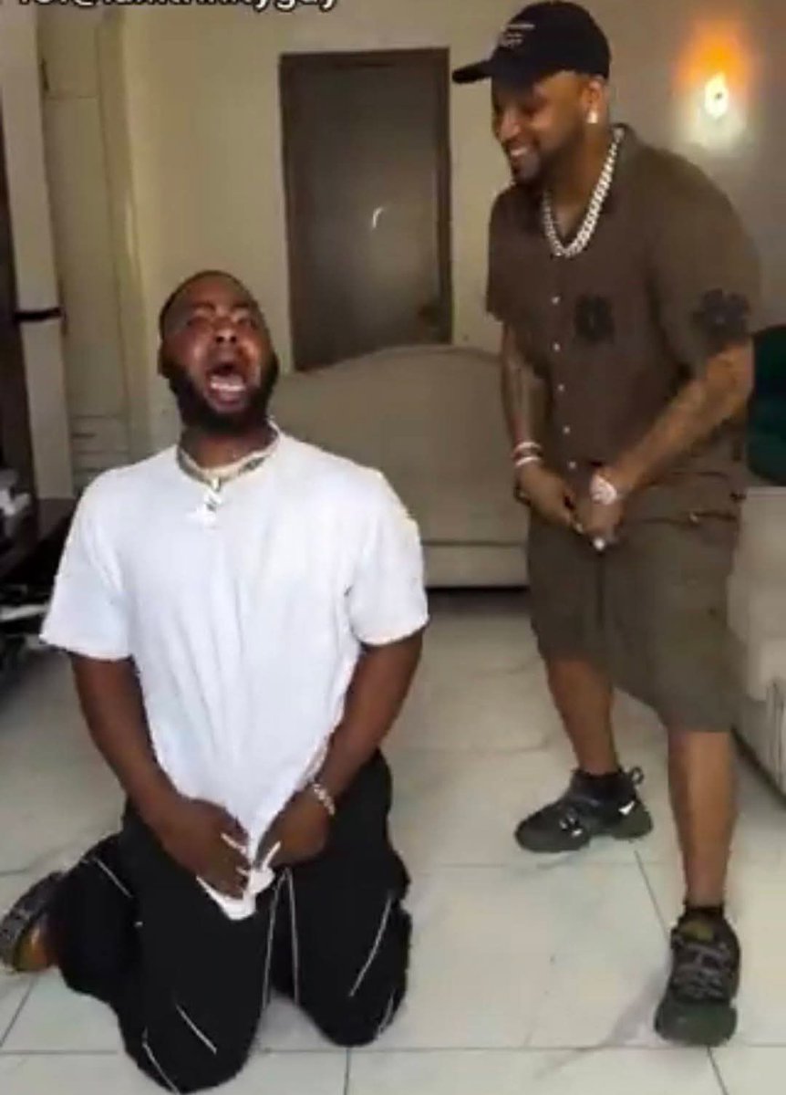 thecoverageblog's tweet image. December never reach dem wan kill chicken use am chop Jollof. God Abeg o