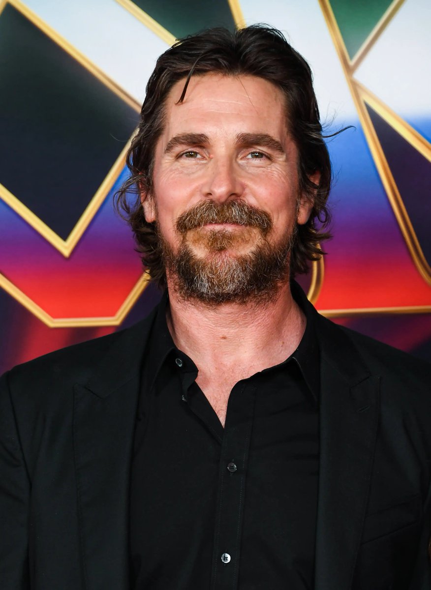 ProjBigScreen's tweet image. Christian Bale is nearing a deal to star alongside Leonardo DiCaprio in Michael Mann&apos;s &apos;HEAT 2&apos;

(via @Deadline)