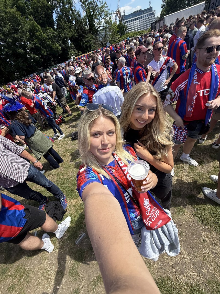 xmeganrichards's tweet image. Memories to last a lifetime ❤️💙 #CPFC 

Happy 6 months to all who celebrate 🦅