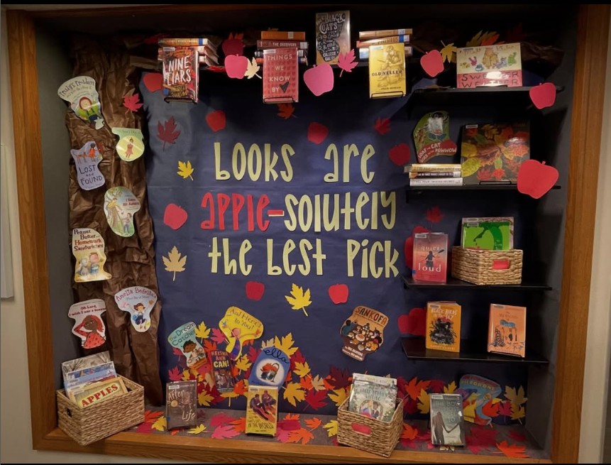 ConnLibrary's tweet image. 🦃 Are you ready for Thanksgiving?
These festive boards and book displays around Conn Library sure make it look like we are! 🍂📚

#ThanksgivingReady #connlibrary #waynestatecollege #librarylife
