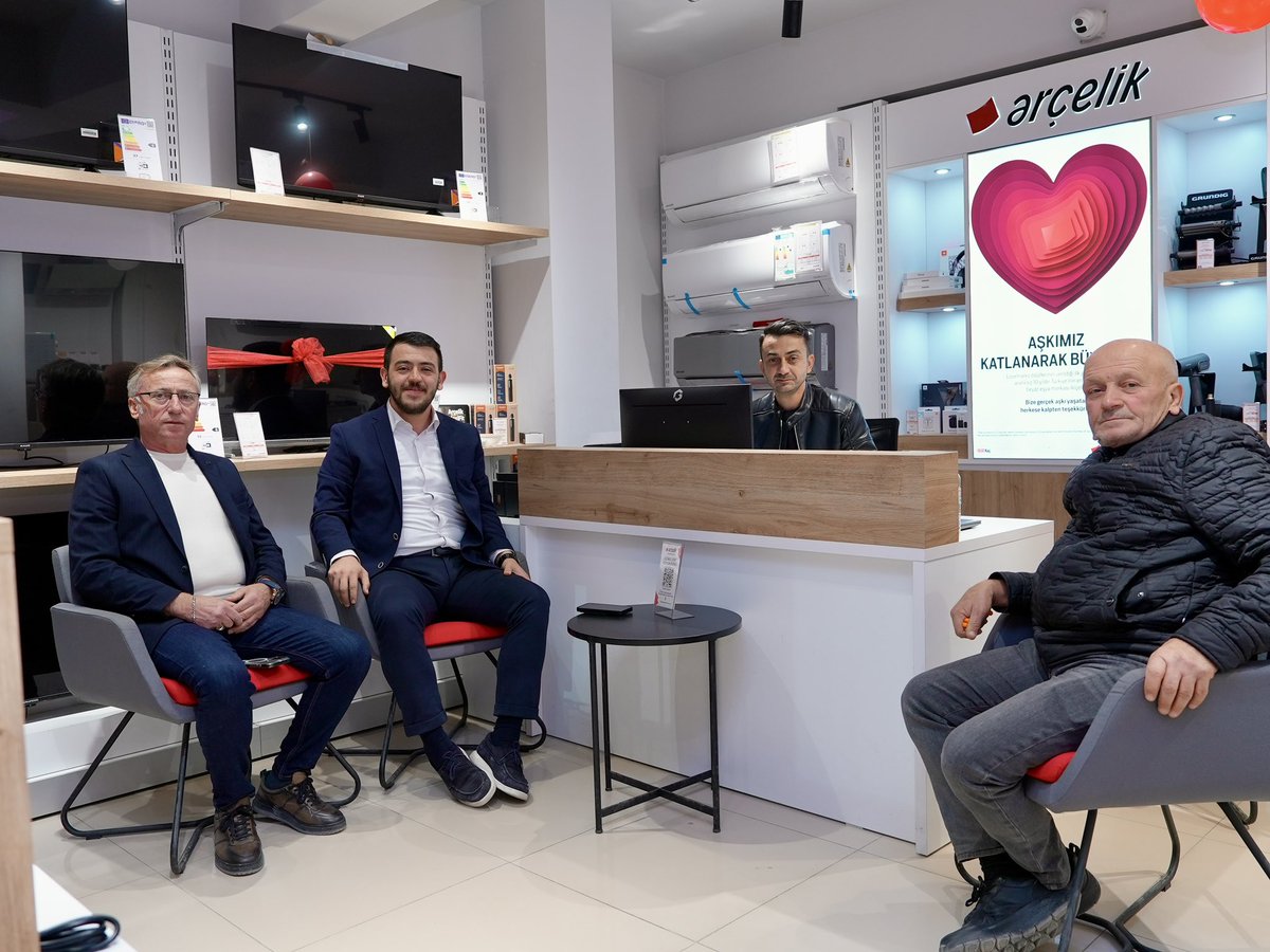 📍Muradiye
Bugün Muradiye Mahallemizde kıymetli Muhtarımızı ve esnaflarımızı ziyaret ederek günümüzü onların sıcak sohbetiyle güzelleştirdik.
Taleplerini, önerilerini ve yaşadıkları sorunları birinci ağızdan dinleme fırsatı bulduk.

Güler yüzleri, misafirperverlikleri ve