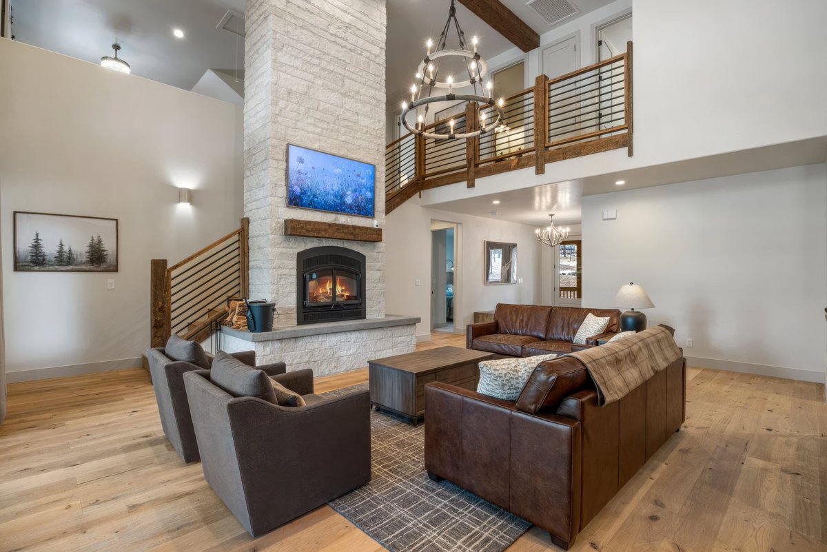 adm_flooring's tweet photo. We got these great photos from a client featuring our Vintage Beige 7 1⁄2" flooring. The engineered hardwood makes this cozy hideaway feel like a home away from home.
https://t.co/y7ke5enjZb https://t.co/frg74odHhn