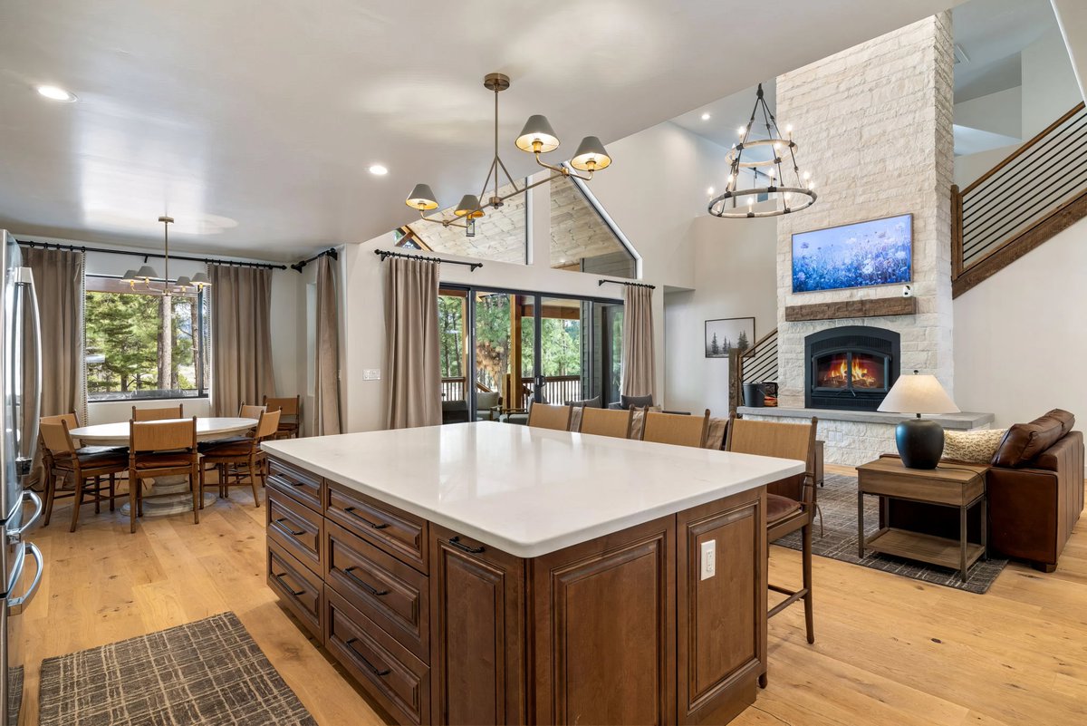 adm_flooring's tweet photo. We got these great photos from a client featuring our Vintage Beige 7 1⁄2" flooring. The engineered hardwood makes this cozy hideaway feel like a home away from home.
https://t.co/y7ke5enjZb https://t.co/frg74odHhn