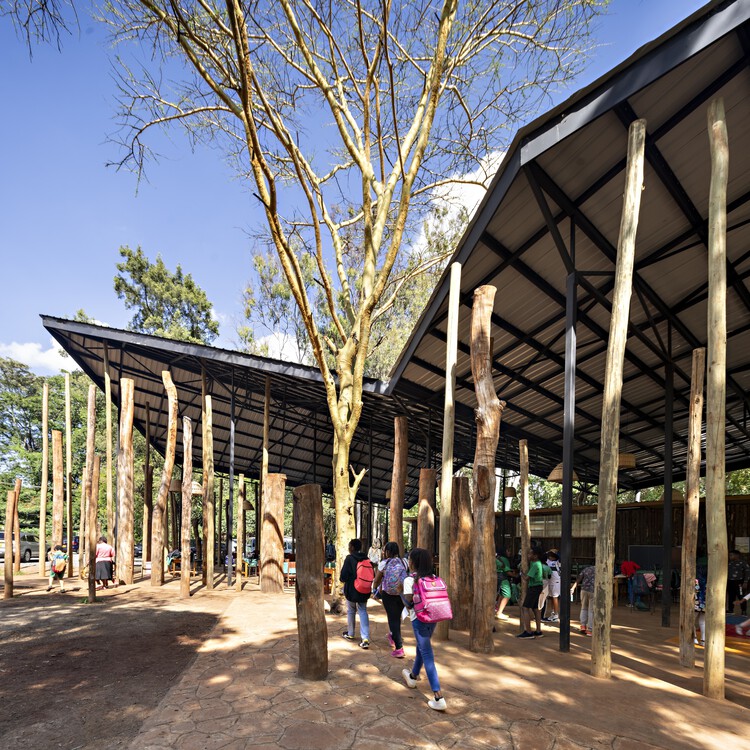 Holcim Foundation Award - Urko Sanchez Architects for the Nairobi Waldorf School Trust! 🏆 
The project was recognized as a learner's haven for its seamless blend with the surrounding forest and overall sustainable design.
📸With Jaimé and Karen