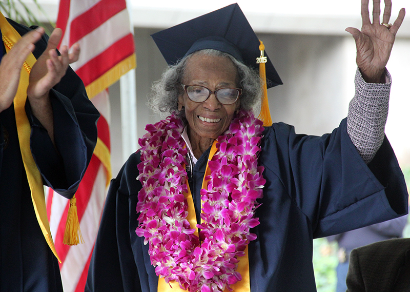 🇺🇸🎓💖« Je suis ici à 99 ans. Rien n’est impossible. » - Ses petits-enfants  l’ont inspirée à étudier et à apprendre quelque chose de nouveau à 93 ans.

Doreetha Daniels, âgée de 93 ans à l’époque, en avait assez de ses passe-temps habituels  et, en entendant ses petits-enfants