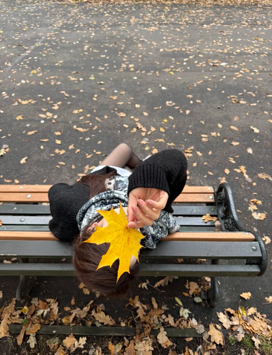 Prin1111110's tweet image. Just soaking up the autumn vibes with a little help from my leafy friend 🍂✨