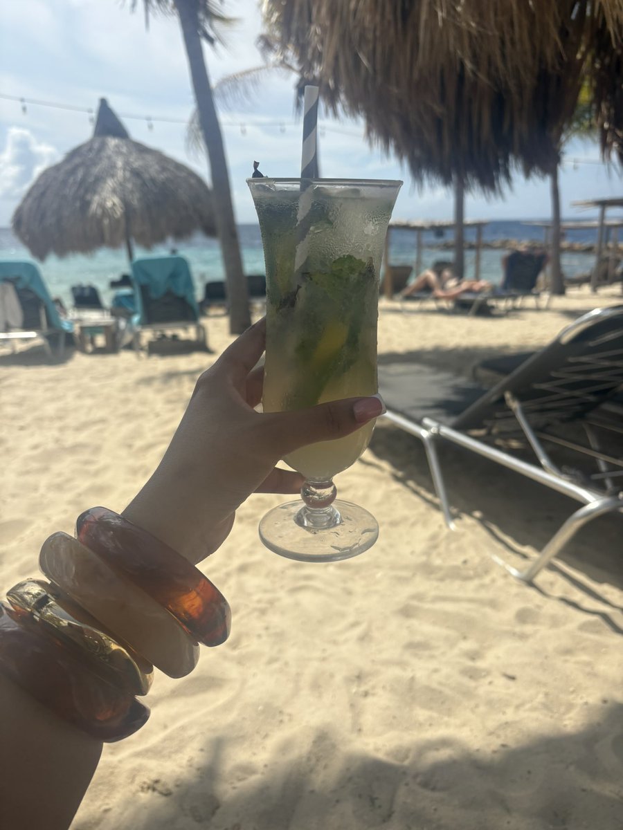 KeeeTaughtYou's tweet photo. I’m on an island right now, no it’s not snowing 🏝️✌🏽 https://t.co/dOkHymDDkA