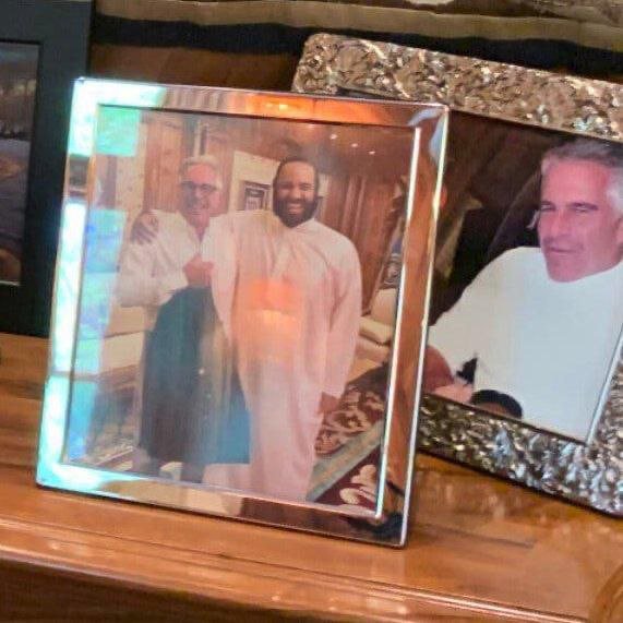 ولي العهد يغادر إلى منفاه في جزيرة ابستين الامريكية..