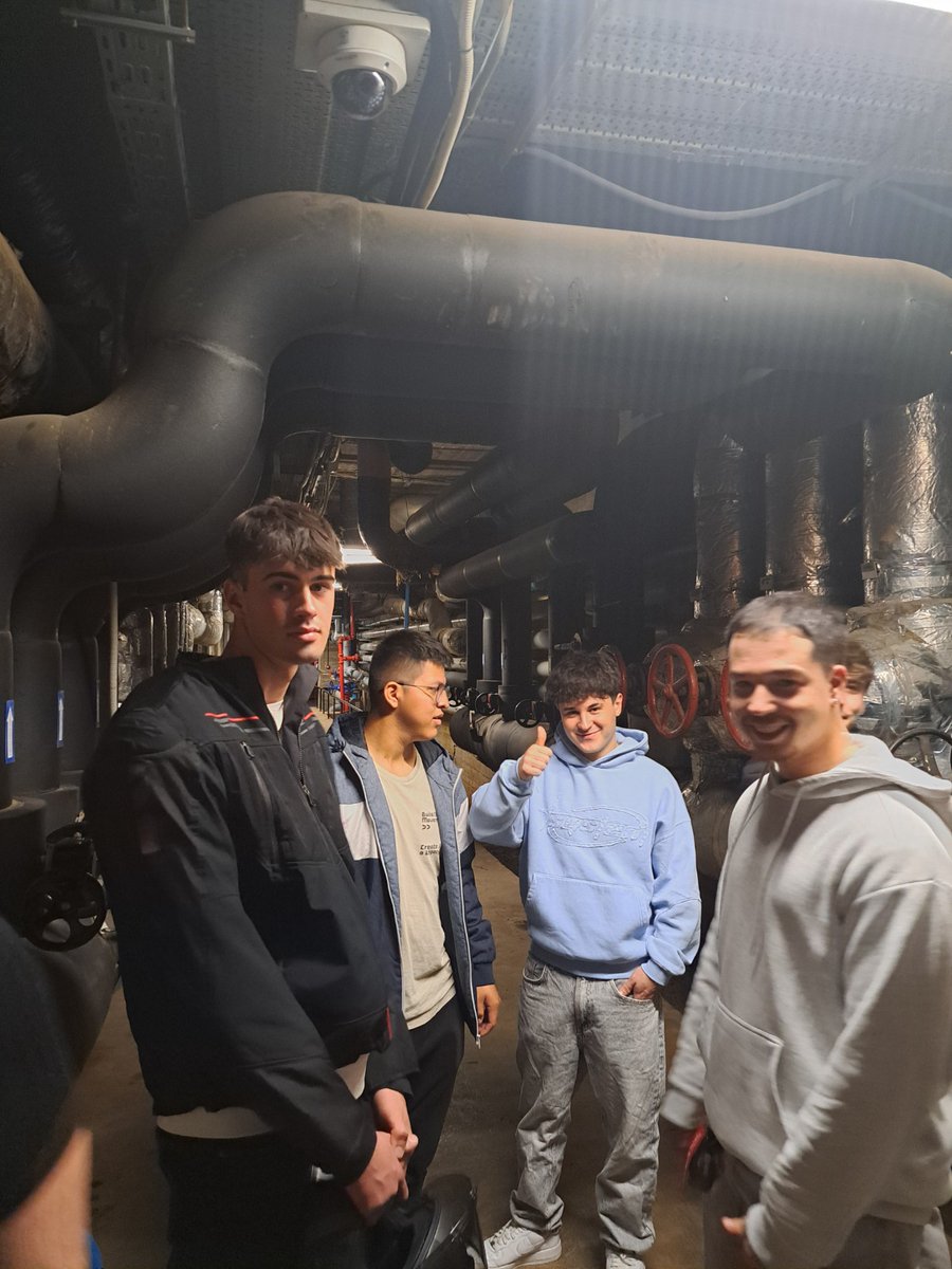 inslapineda_bdn's tweet image. L&apos;alumnat de 2n del cicle superior Sistemes Electrònics i Automatitzats va visitar el dia 11 de novembre les instal•lacions de Can Ruti.

#educació #ciclesformatius #lapineda